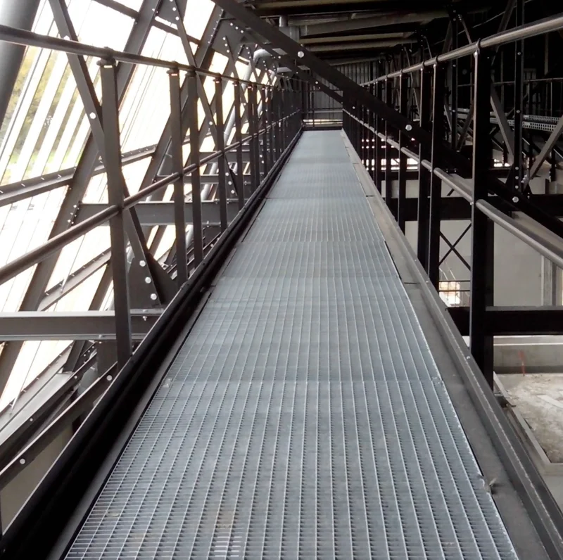 Passerelle industrielle en caillebotis électroforgé assurant une grande robustesse 